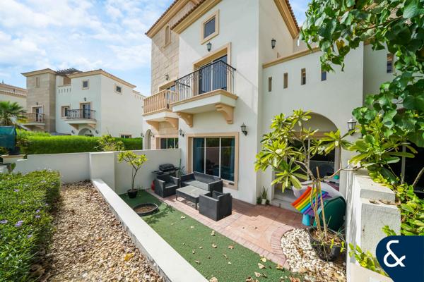 Rare Vacant on Transfer Townhouse in Private Location